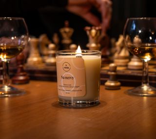 Vonia nie je továreň na sviečky. Je to dielňa, kde každý plameň má svoj príbeh. 🕯️ Sme slovenská značka ručne vyrábaných...